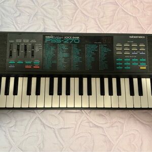 Yamaha PSR-270 Keyboard in Black and White